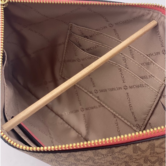 MICHAEL KORS JET SET TRAVEL LG 2 in 1
WRISTLET/WALLET AND CARD CASE - Picture 7 of 12